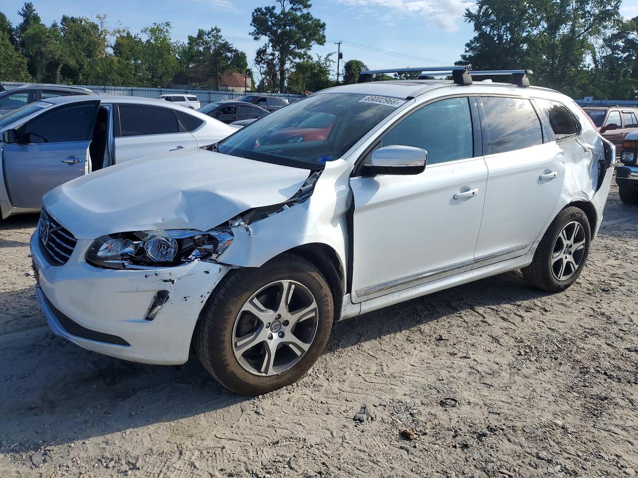2015 VOLVO XC60 Premier (non R design) — Front 3/4