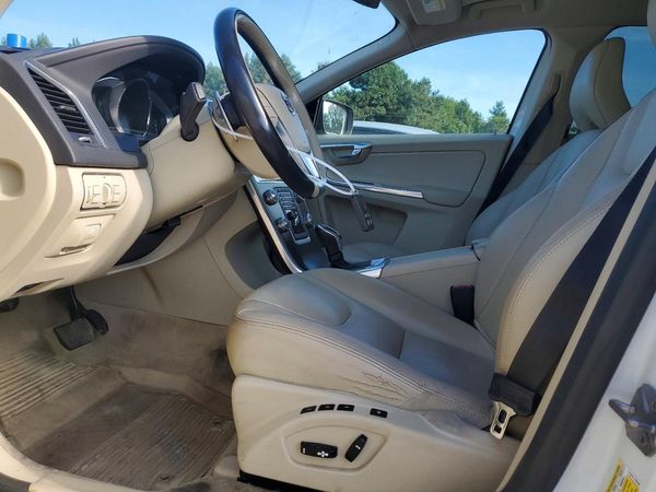 2015 VOLVO XC60 Premier (non R design) — DENT
