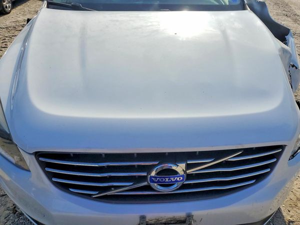 2015 VOLVO XC60 Premier (non R design) — Engine bay