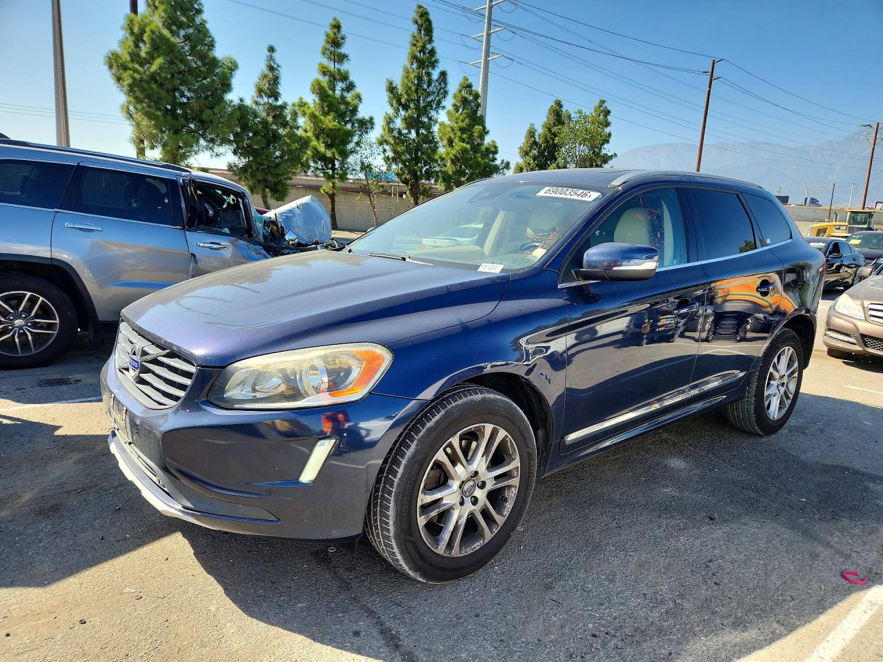 2015 VOLVO XC60 Premier (non R design) — Front 3/4