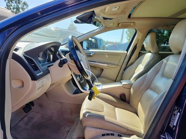 2015 VOLVO XC60 Premier (non R design) — DENT