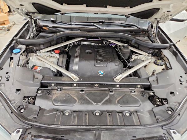 2022 BMW X5 xDrive40i — Engine bay