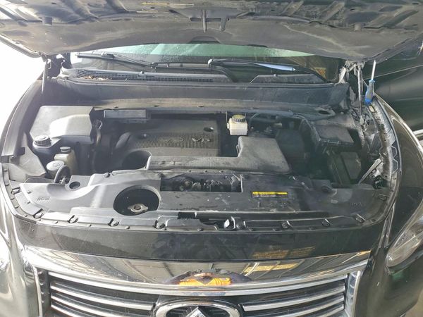 2013 INFINITI JX35 — Engine bay