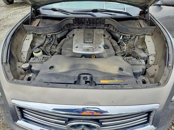 2015 INFINITI QX70 — Engine bay