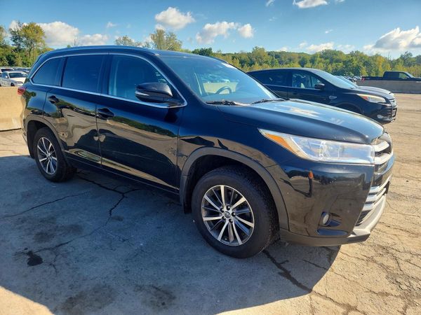 2018 TOYOTA HIGHLANDER — Passenger 3/4