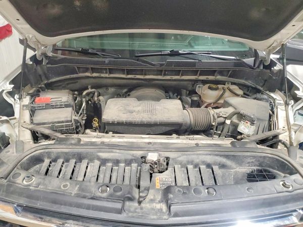 2023 CHEVROLET SILVERADO LT — Engine bay