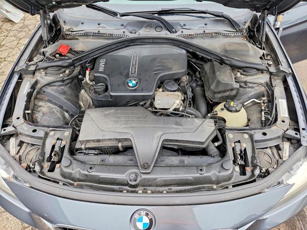 2014 BMW 328 xDrive — Engine bay