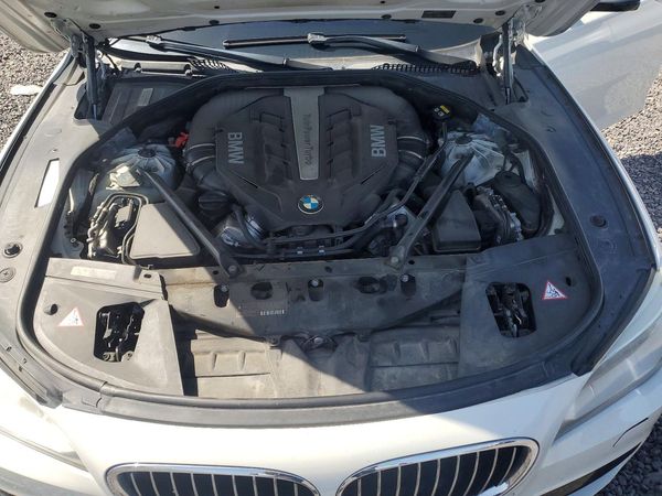 2015 BMW 750 — Engine bay
