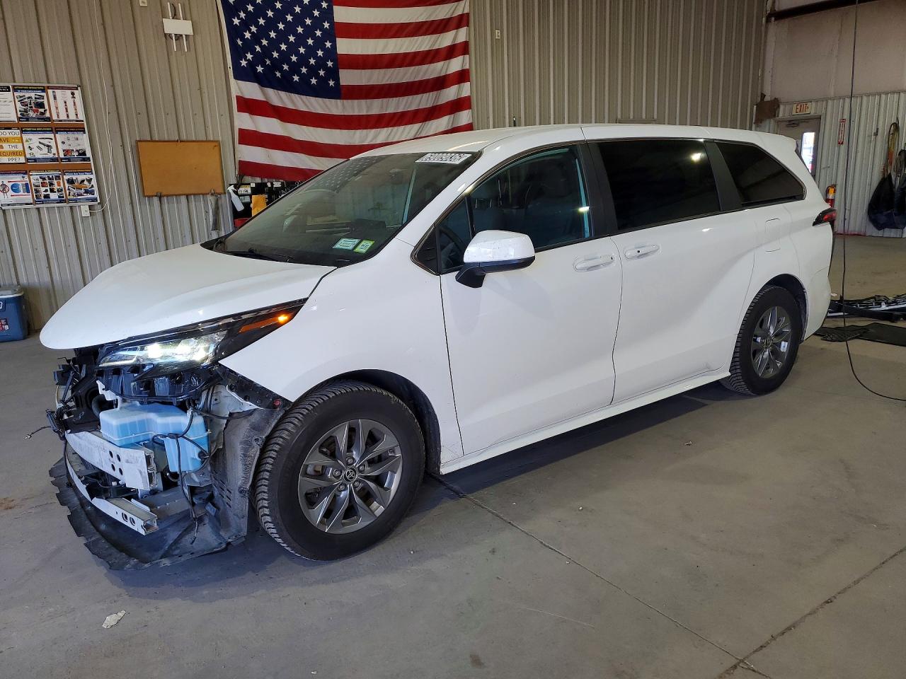 2025 TOYOTA SIENNA LE — Front 3/4