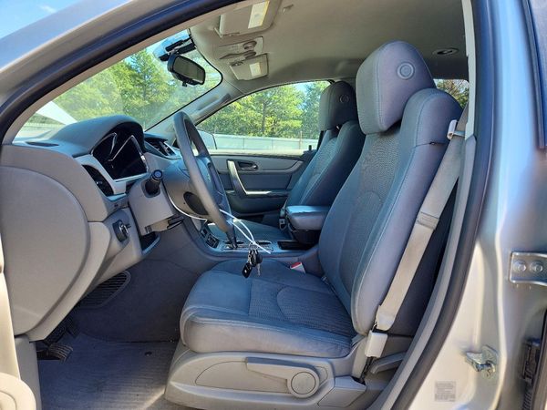 2017 CHEVROLET TRAVERSE LS — DENT