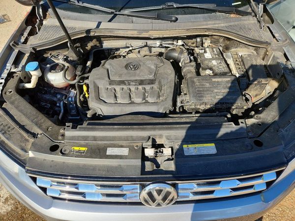 2021 VOLKSWAGEN TIGUAN SE, SE R-Line Black, SEL — Engine bay
