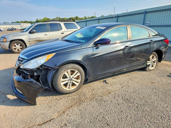 2013 HYUNDAI SONATA — Front 3/4