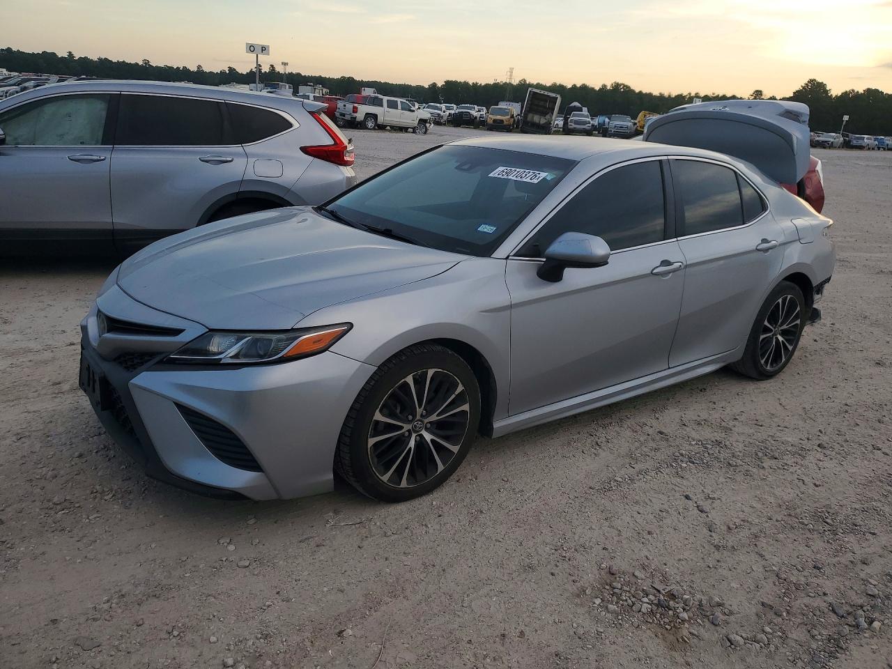 2018 TOYOTA CAMRY L/LE/SE/XLE — Front 3/4