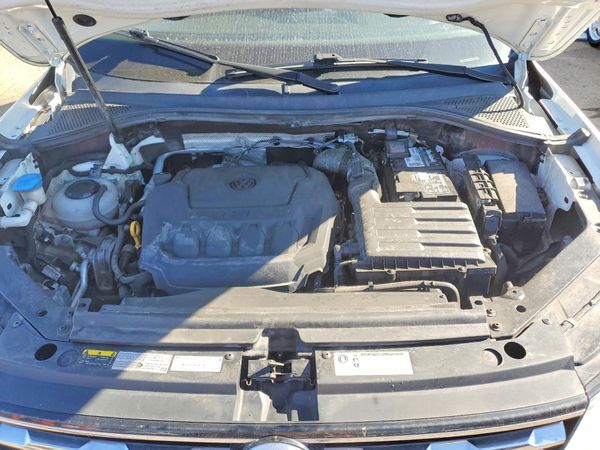 2018 VOLKSWAGEN TIGUAN SE, 4Motion SEL — Engine bay