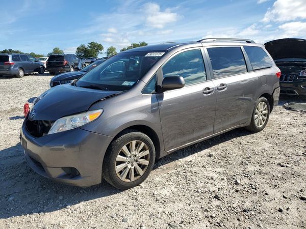 2017 TOYOTA SIENNA