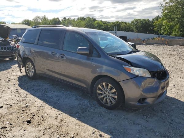 2017 TOYOTA SIENNA