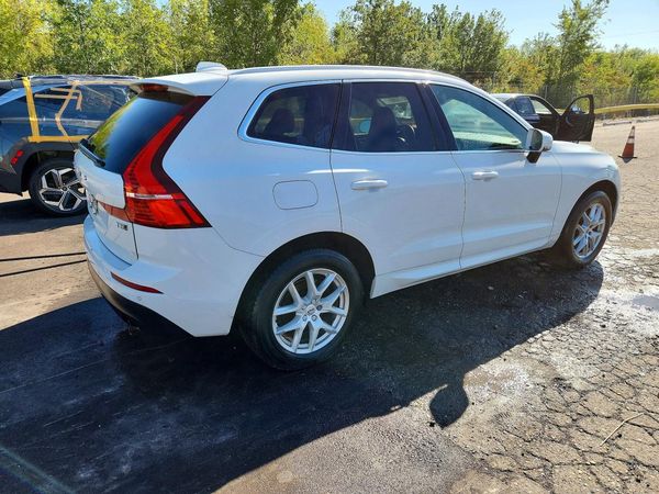 2020 VOLVO XC60 Momentum
