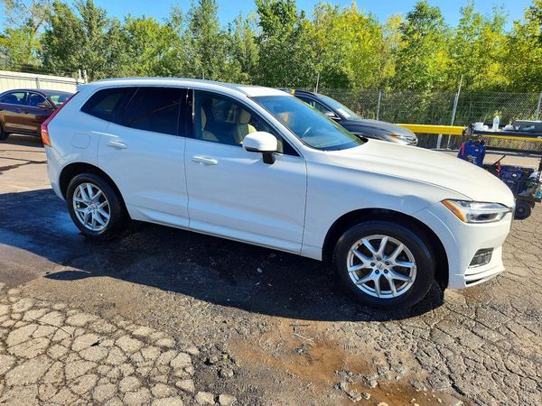 2020 VOLVO XC60 Momentum