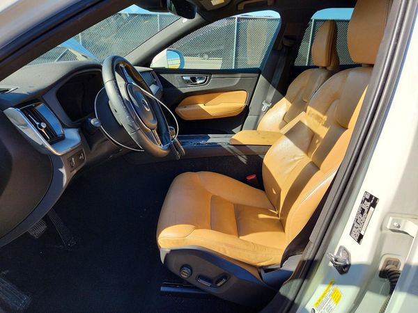 2020 VOLVO XC60 Momentum