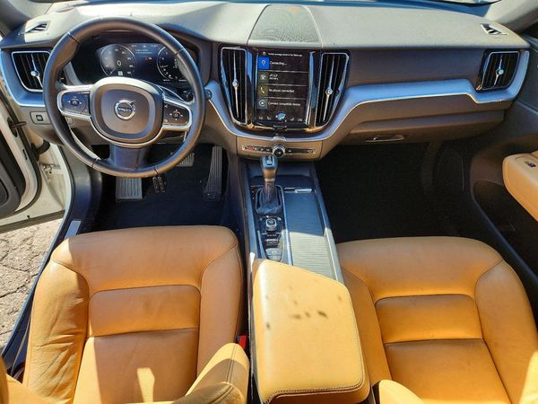 2020 VOLVO XC60 Momentum