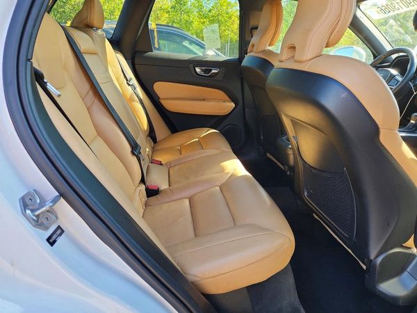 2020 VOLVO XC60 Momentum