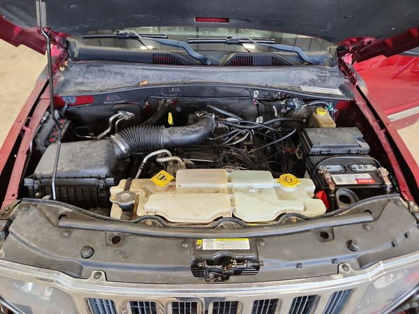 2012 JEEP LIBERTY Jet — Engine bay