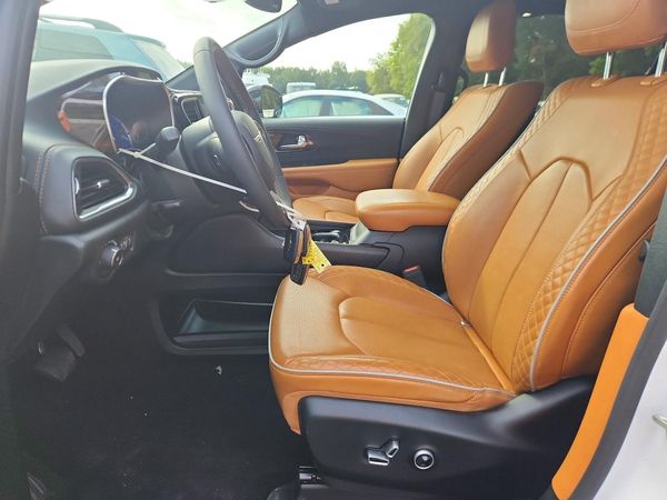 2023 CHRYSLER PACIFICA Pinnacle — DENT