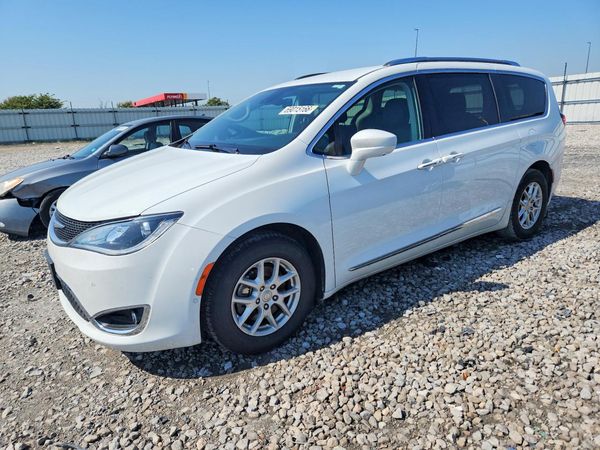 2020 CHRYSLER PACIFICA Touring L — Front 3/4