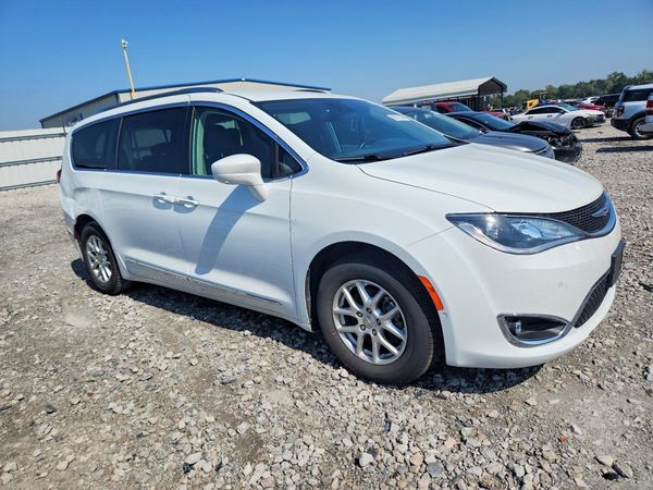 2020 CHRYSLER PACIFICA Touring L — Passenger 3/4