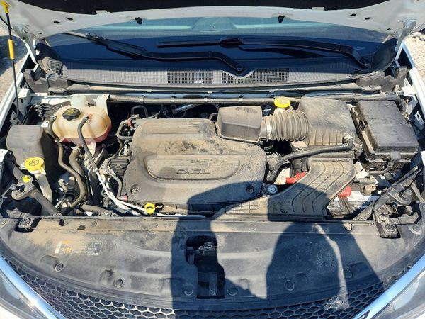 2020 CHRYSLER PACIFICA Touring L — Engine bay