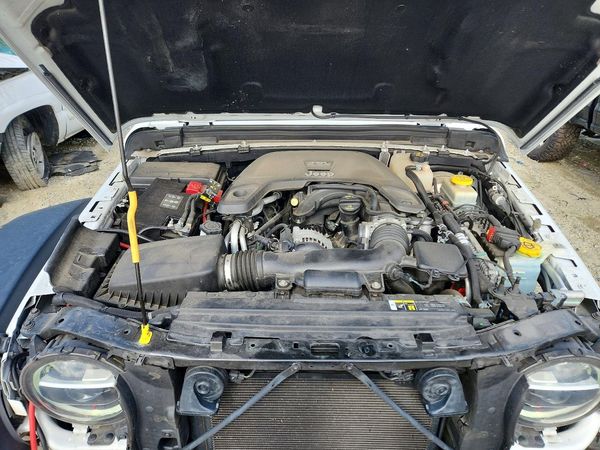 2019 JEEP WRANGLER UNLIMITED Unlimited Rubicon — Engine bay