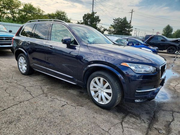 2016 VOLVO XC90 SV42 Momentum — Passenger 3/4