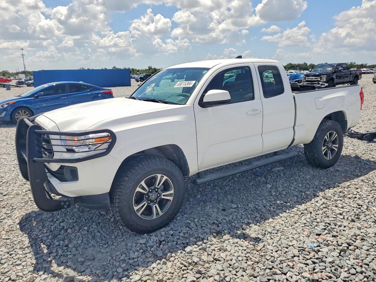 2017 TOYOTA TACOMA SR/SR5 — Front 3/4