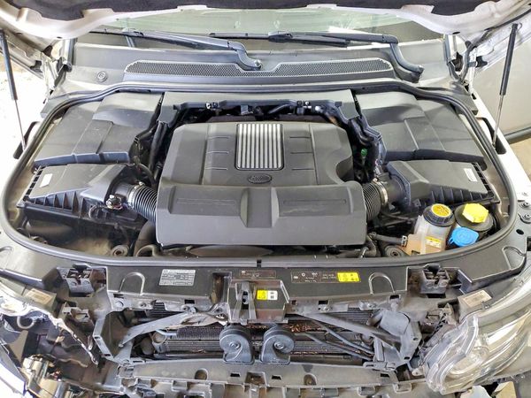 2016 LAND ROVER LR4 HSE Lux — Engine bay