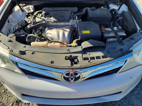 2013 TOYOTA CAMRY — Engine bay