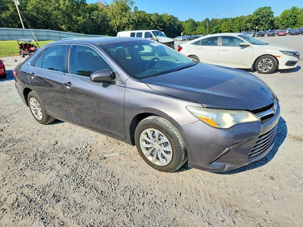2015 TOYOTA CAMRY — Passenger 3/4