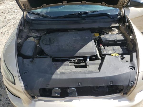 2014 JEEP CHEROKEE Latitude — Engine bay