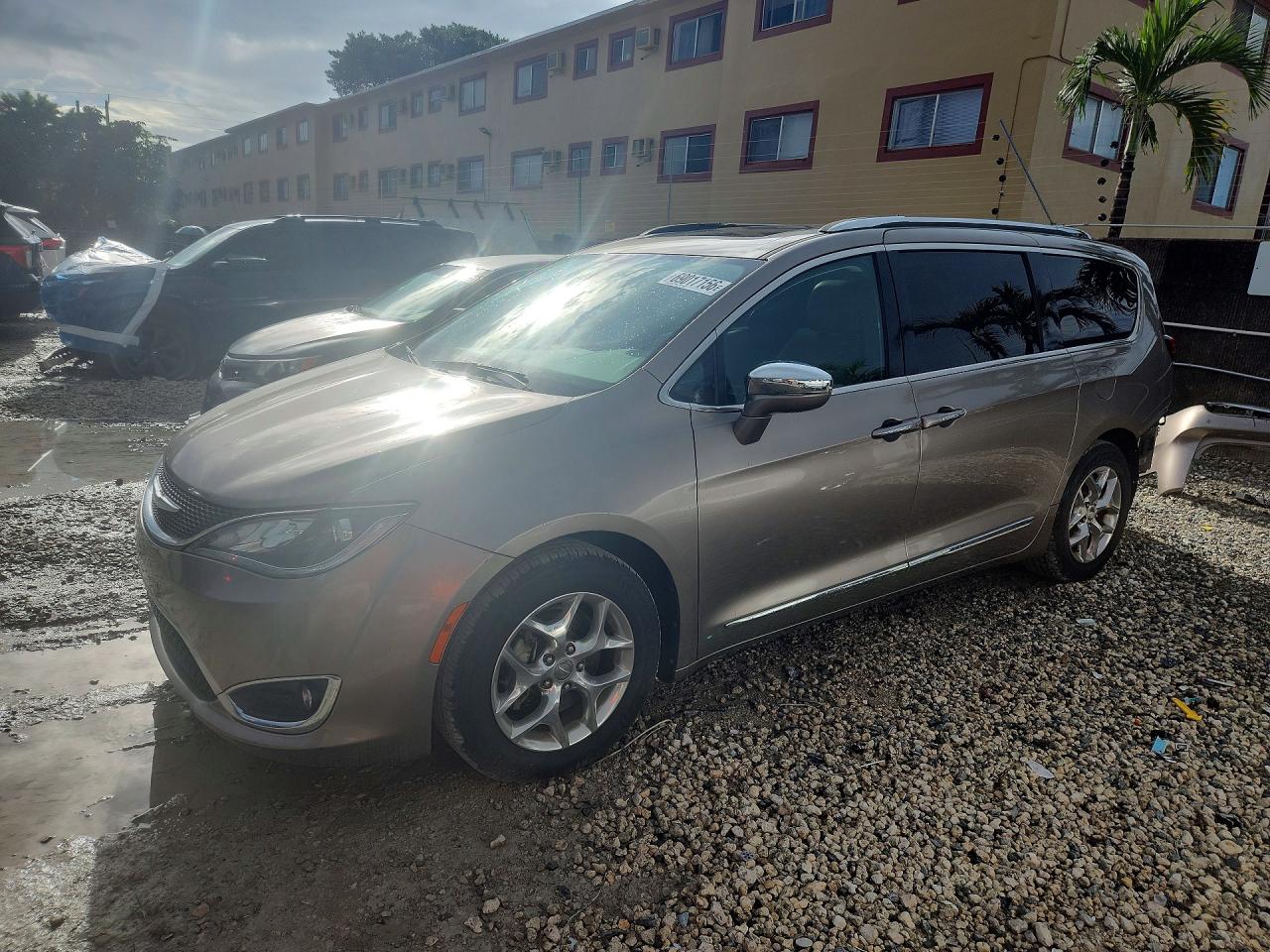 2017 CHRYSLER PACIFICA — Front 3/4