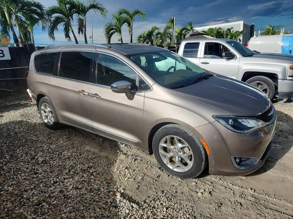 2017 CHRYSLER PACIFICA — Passenger 3/4
