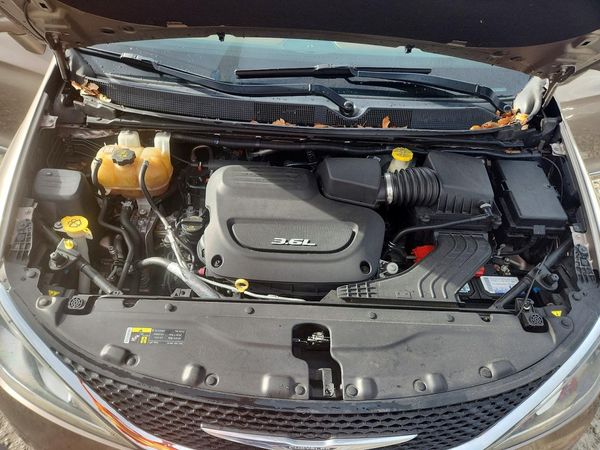 2017 CHRYSLER PACIFICA — Engine bay