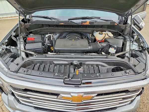 2025 CHEVROLET SILVERADO High Country — Engine bay