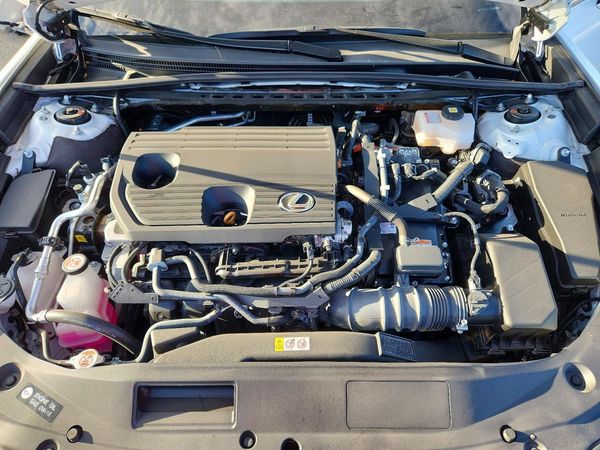 2025 LEXUS ES 300H — Engine bay