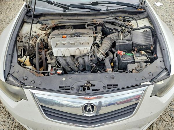 2014 ACURA TSX — Engine bay