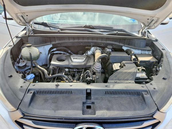2016 HYUNDAI TUCSON — Engine bay