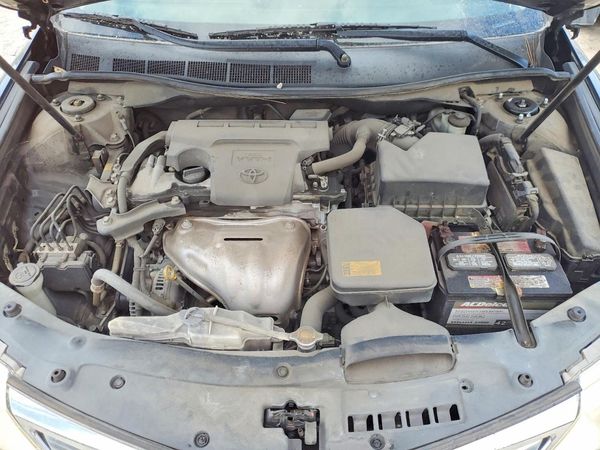 2013 TOYOTA CAMRY — Engine bay