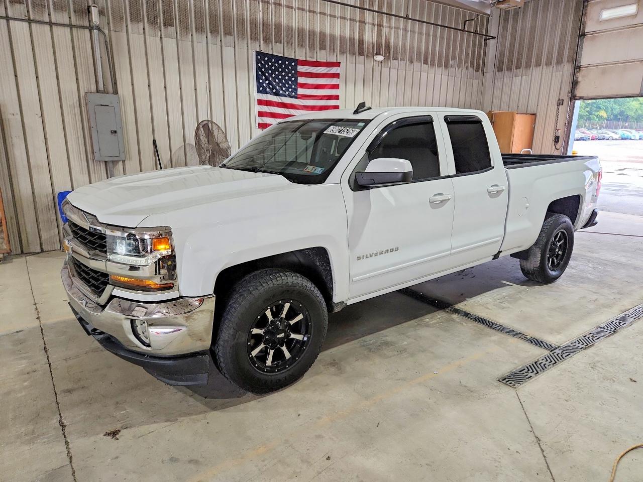 2018 CHEVROLET SILVERADO LT — Front 3/4