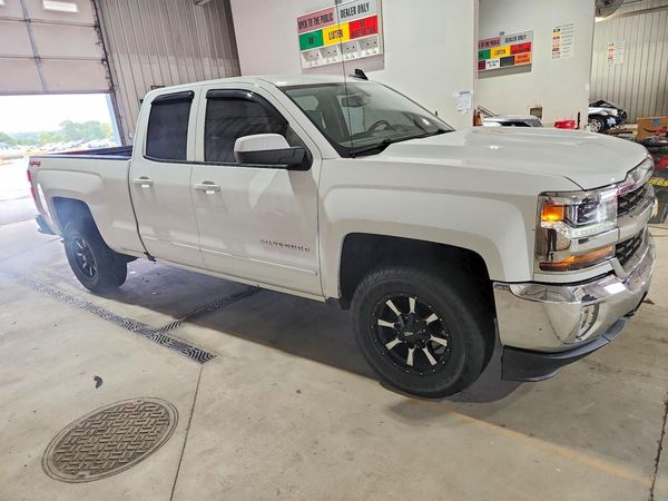 2018 CHEVROLET SILVERADO LT — Passenger 3/4