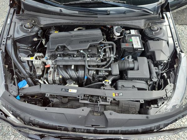 2022 HYUNDAI ELANTRA SEL — Engine bay