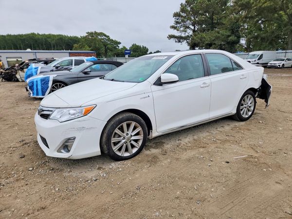 2014 TOYOTA CAMRY SOLA Hybrid — Front 3/4