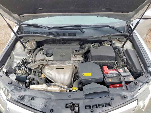 2014 TOYOTA CAMRY — Engine bay